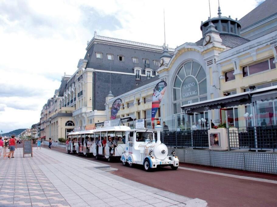 Cabourg, Appartement T2 Acces Direct Mer Екстериор снимка